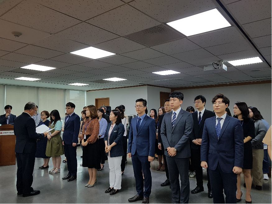 임정수 원장이 보직자 및 승진자 임명장 수여식을 진행하는 모습