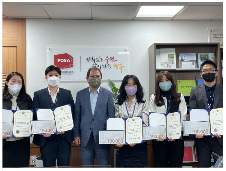 상패들 들고 단체로 사진을 찍는 모습