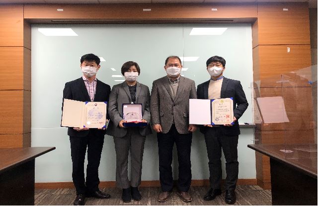 2020년 외부포상 표창 전수식에서 수상자들과 사진을 찍은 모습