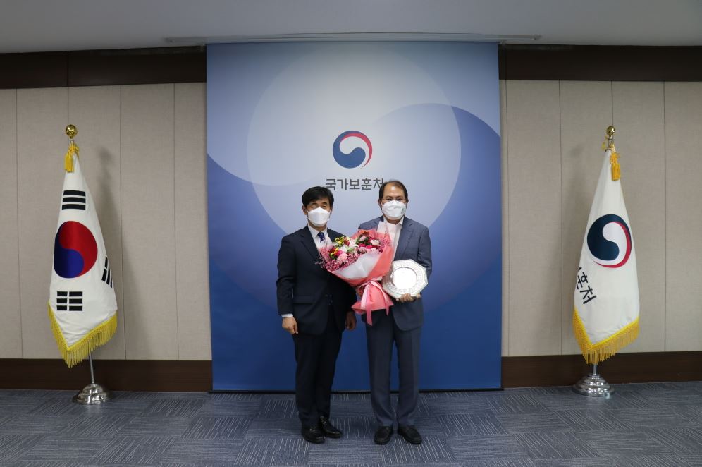 한국우편사업진흥원, 국가보훈처 감사패 수상 사진