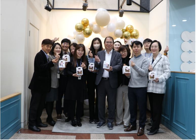 화이트 데이를 맞이하여 단체로 과자를 들고 사진을 찍는 모습