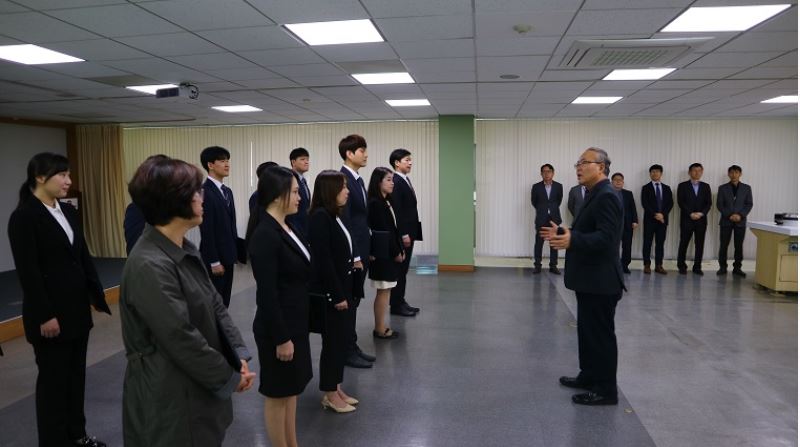 신입사원 조직적응 교육을 위해 신입사원 앞에서 이야기 하는 임정수 원장 모습