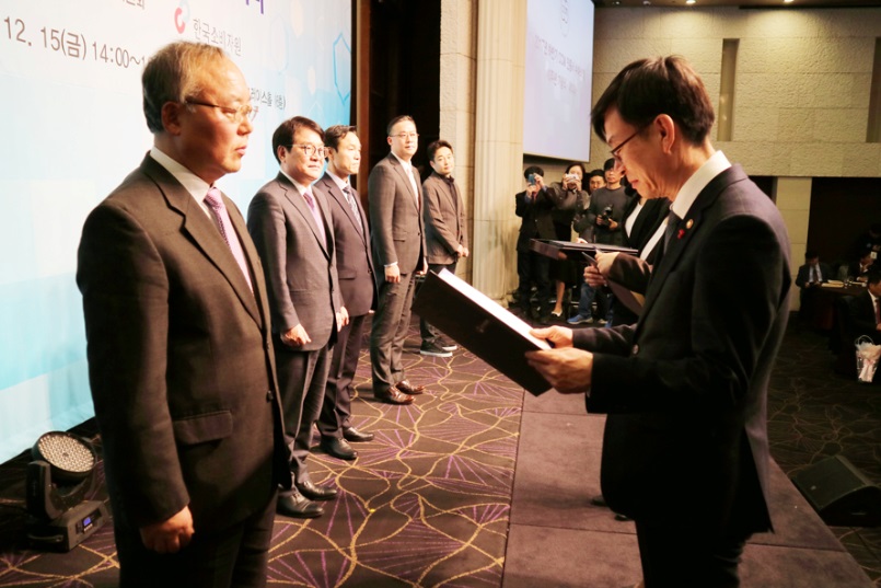 12월 15일 2017 하반기 CCM 인증서 수여식에서 소비자 후생 증대에 기여한 공로를 인정받아 공정거래위원장으로부터 인증서를 수여받는 모습