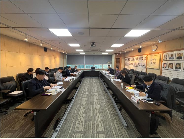 이사회 개최후 회의를 하는 모습