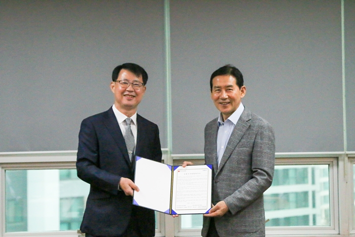 계약서를 들고 사진을 찍는 모습