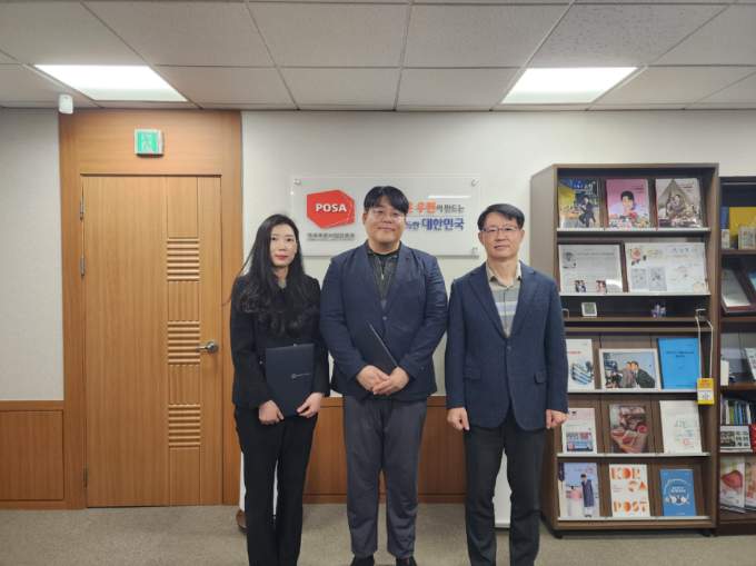 신규보직자 및 신입직원 임명자들이 상장을 들고 사진을 찍는 모습