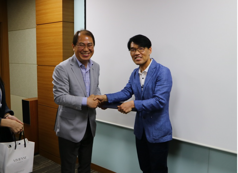 우정사업본부에서 실시한 2019년 우편사업 종합평가에서 품질관리팀 조현식 계장이 선정되어 오늘 우편사업 유공 수여 축하사진