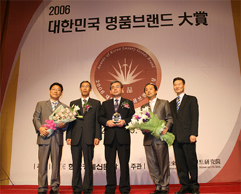 2006 대한민국 명품브랜드 대상을 받는 모습이다.