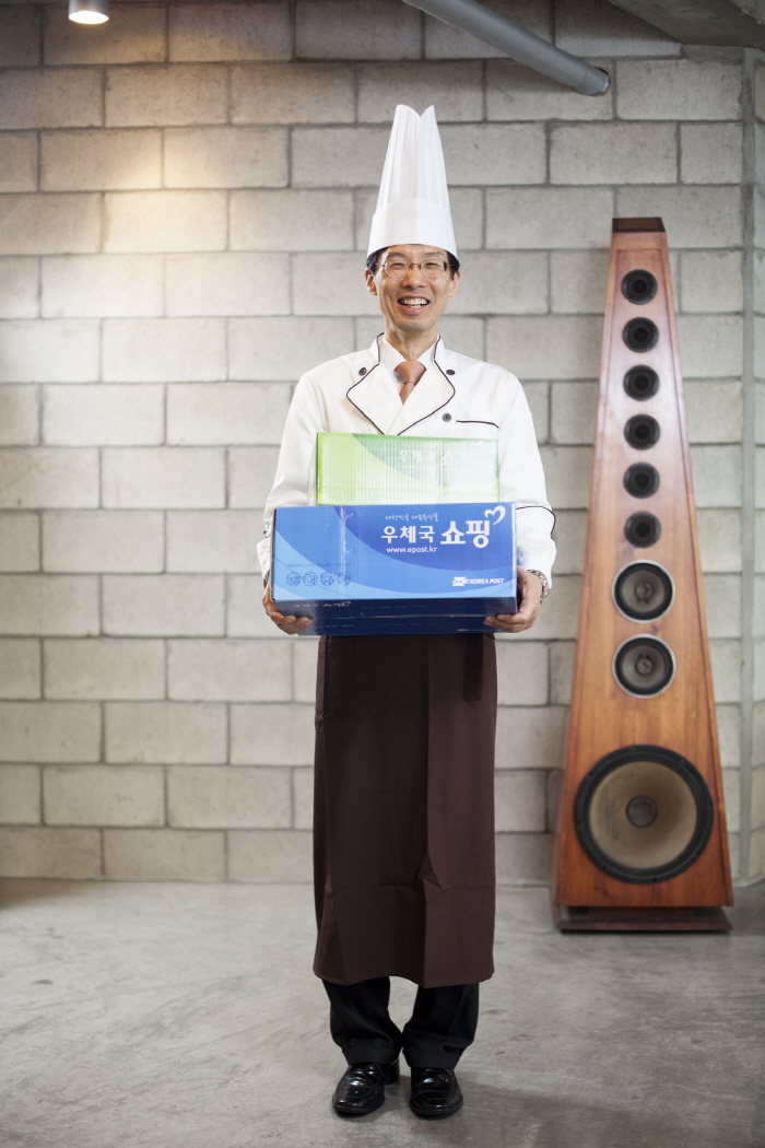 요리복을 입은 원장님의 모습이다.