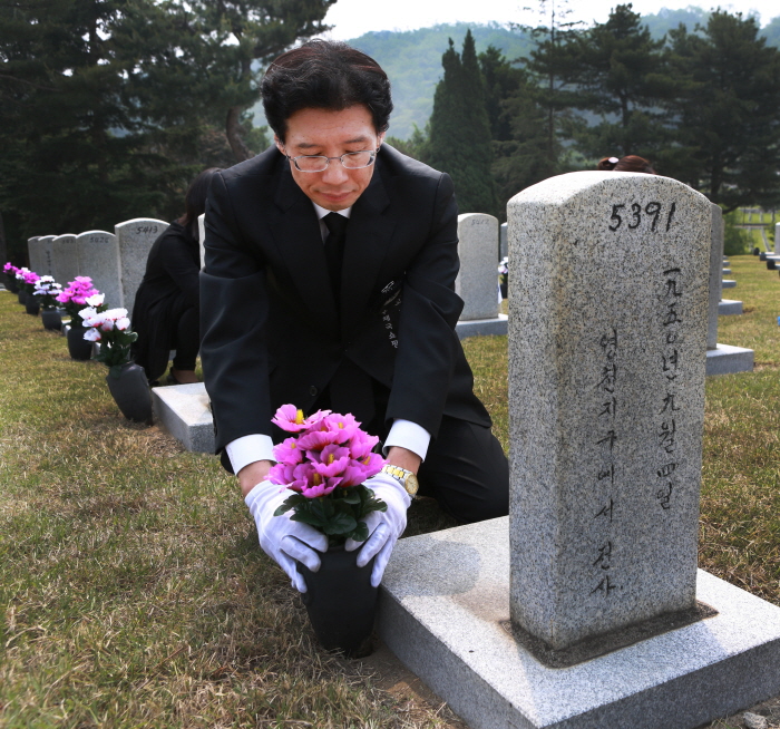 우체국쇼핑 헌화캠페인을 진행하는 모습이다.