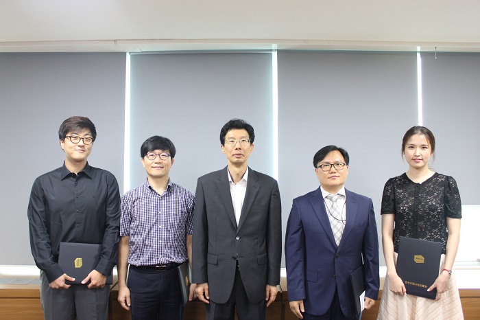 이달의 우수직원 및 청렴지식인 선발대회 시상식의 모습