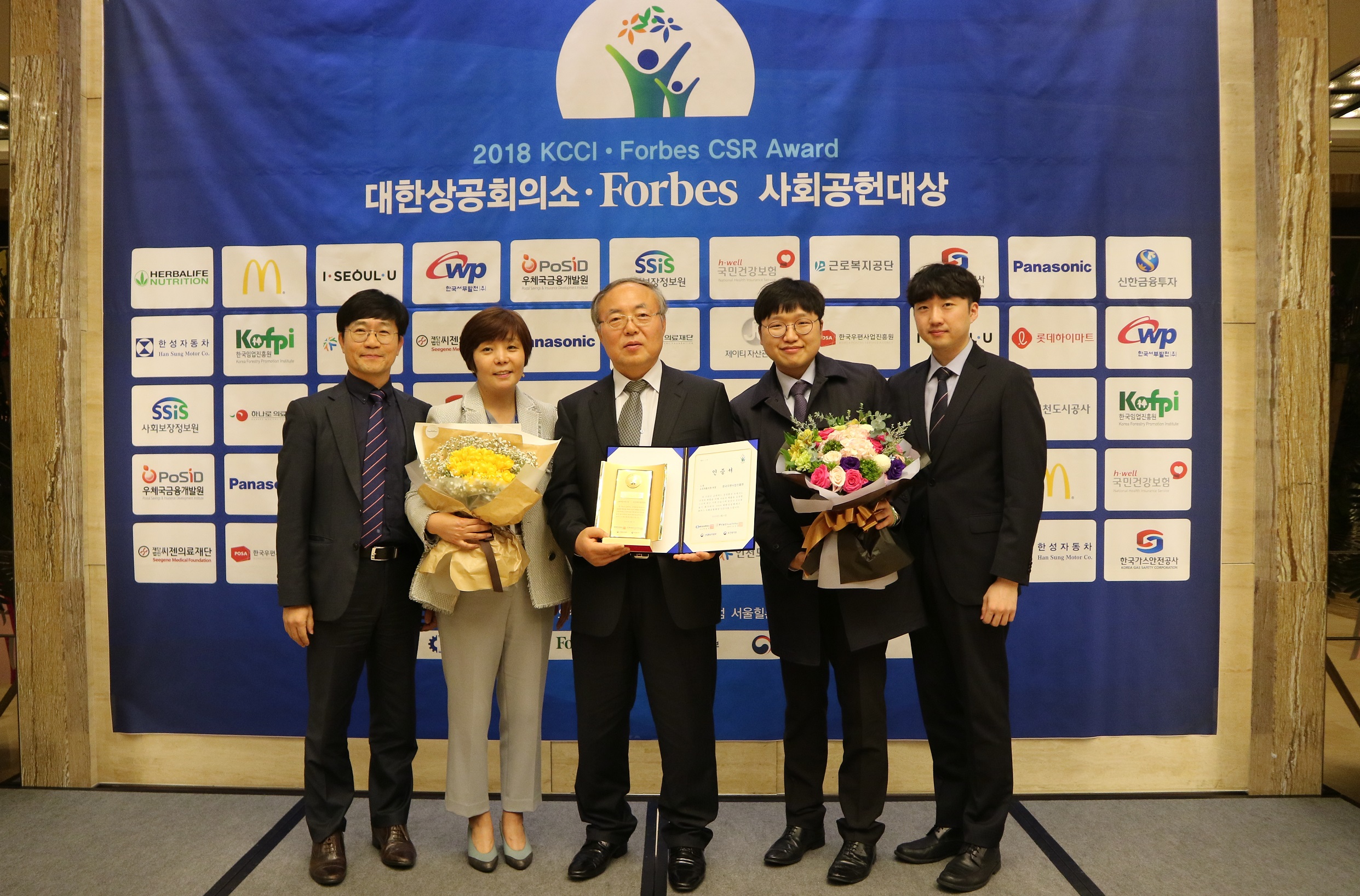 수상명 : 한국우편사업진흥원 2018 대한상공회의소·포브스 사회공헌 大償 수상(2018. 4. 4.) 인증날짜 : 2018-04-04 한국우편사업진흥원