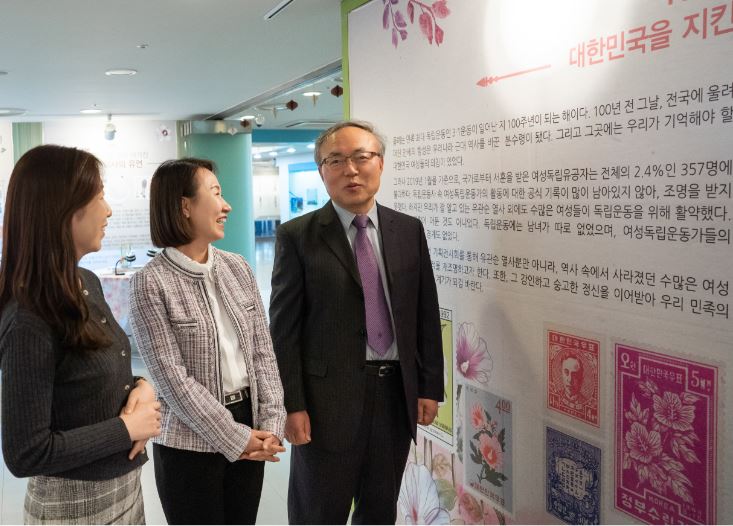 우표박물관에서 <100년 전 오늘, 대한민국을 지킨 여성독립운동가 이야기>우표 기획전시회에서 임정수 원장과 직원이 얘기하는 모습