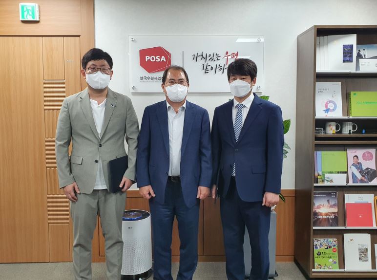 신임 부서장들과 사진을 찍는 원장의 모습
