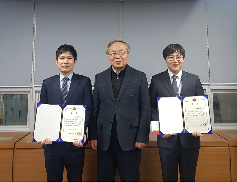  2019년 업무혁신(BP) 경진대회 시상식을 개최하여 상장을 받은 직원과 한국우편사업진흥원 임정수 원장이 함께 촬영하는 모습