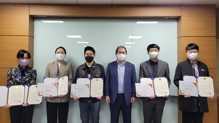시상식 상장을 들고 단체로 사진을 찍는 모습