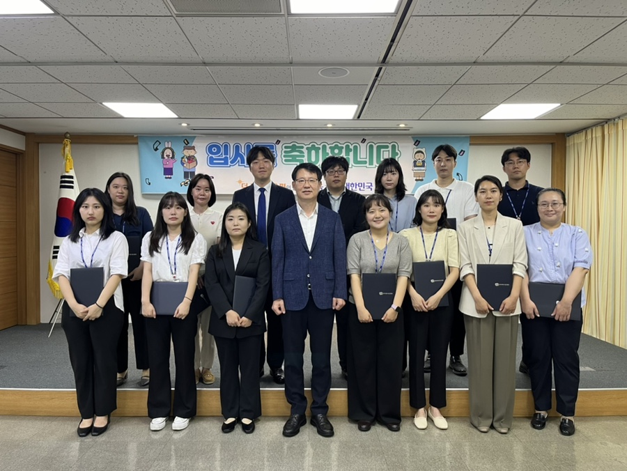신입직원 임명장 수여식 단체 사진