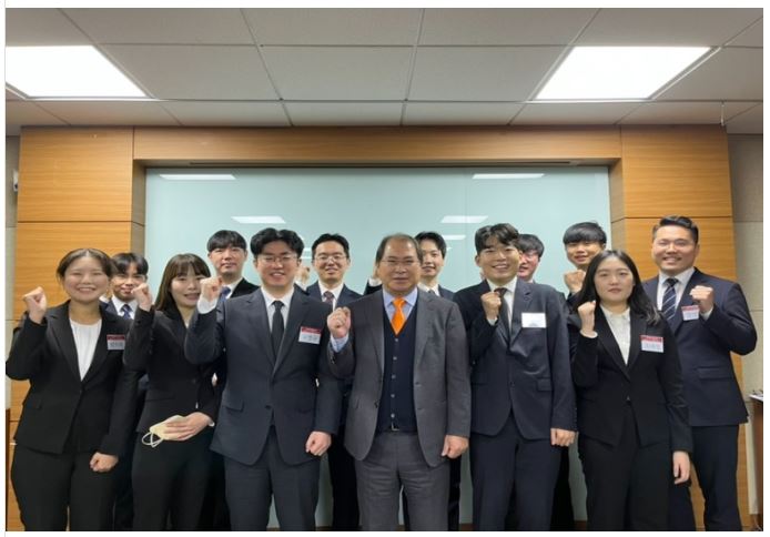 신입직원들과 단체로 사진을 찍는 모습