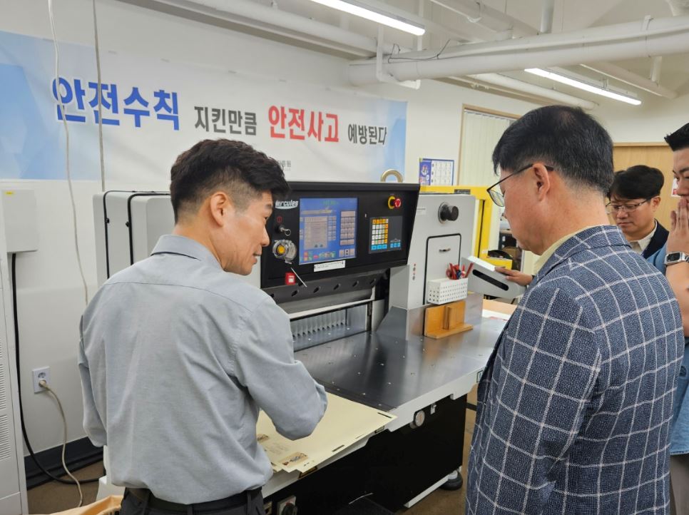 우편상품에 대해 설명하는 모습