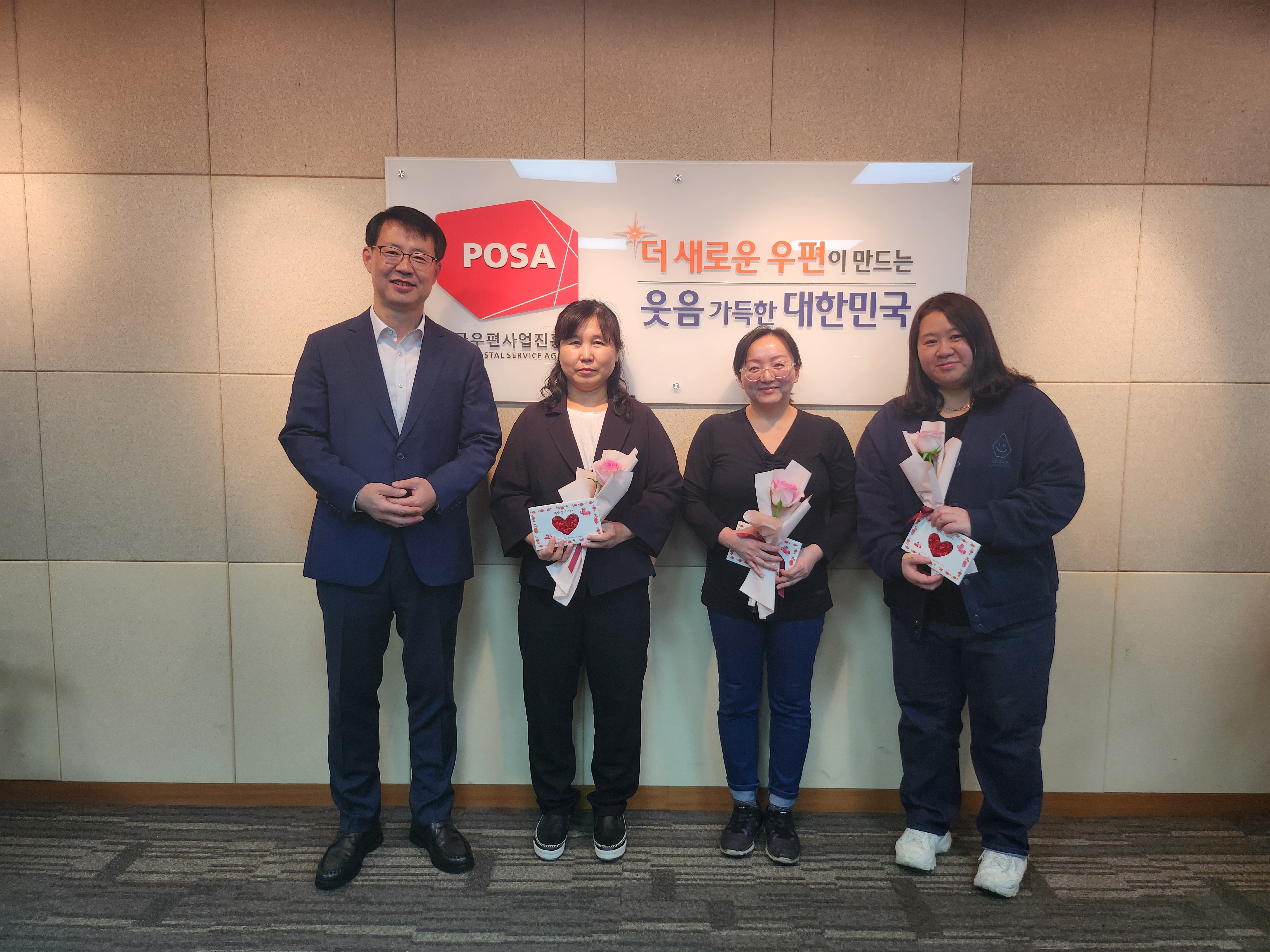 3월 갑진(甲辰) 칭찬, 값진 동행(同行) 선정 인원과 사진을 찍는 모습