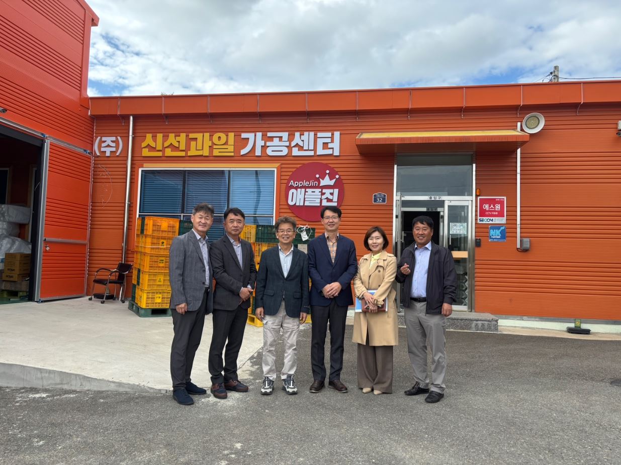 상생업체 건물 앞에서 6명이 서서 기념촬영 중인 모습