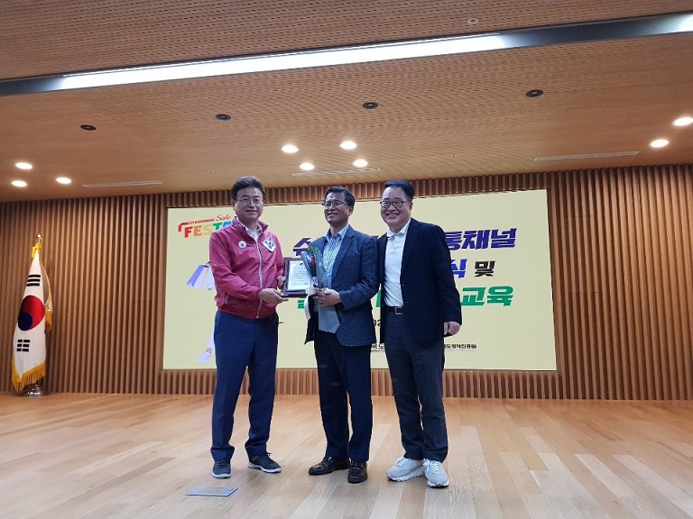 우체국쇼핑, 경북도지사 감사패 수상하는 모습이다