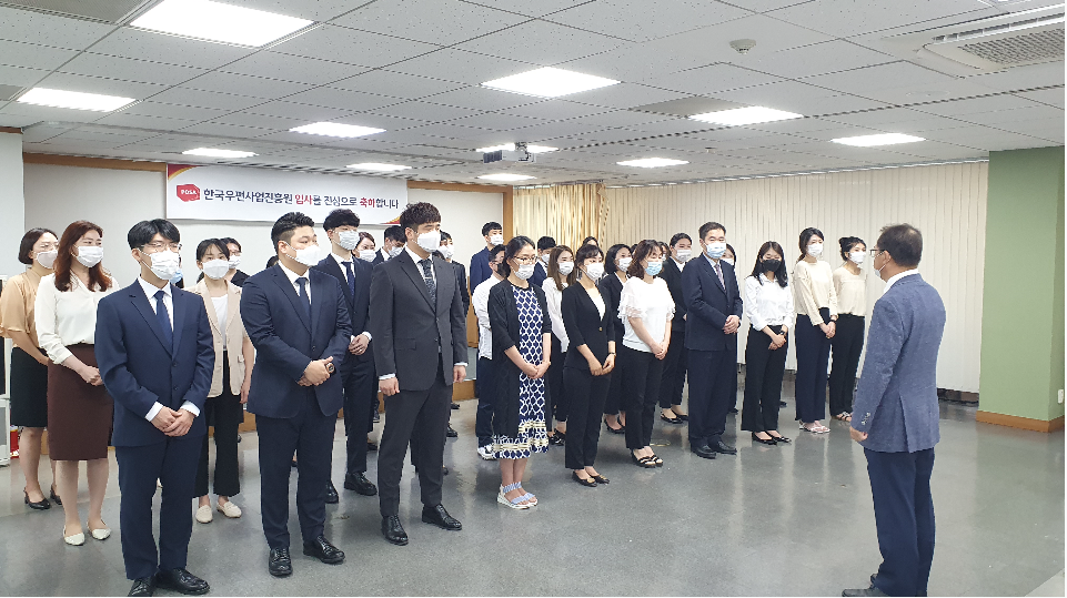 신입직원 임명장 수여식이 진행되는 모습이다.