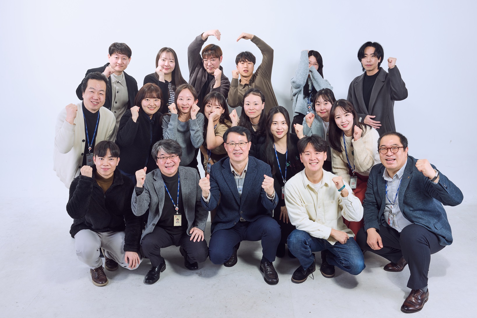 전자상거래지원센터 직원들 사진을 찍는 모습