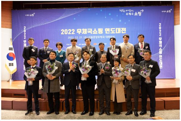 수상후 단체로 사진을 찍는 모습