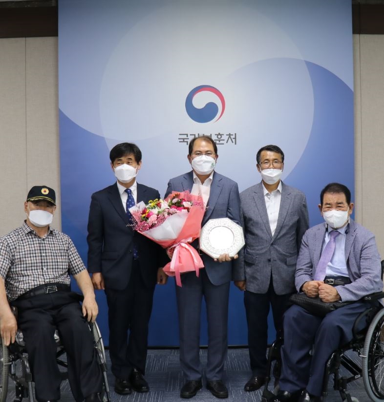 한국우편사업진흥원,국가보훈처 서울지방보훈청 감사패 수상 하는 모습