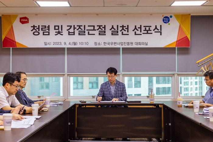 테이블에 앉아서 회의를 하고 있는 모습