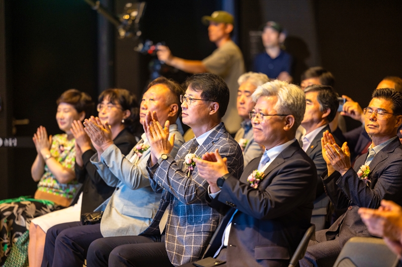 의자에 앉아 박수를 치고 있는 사람들 사진