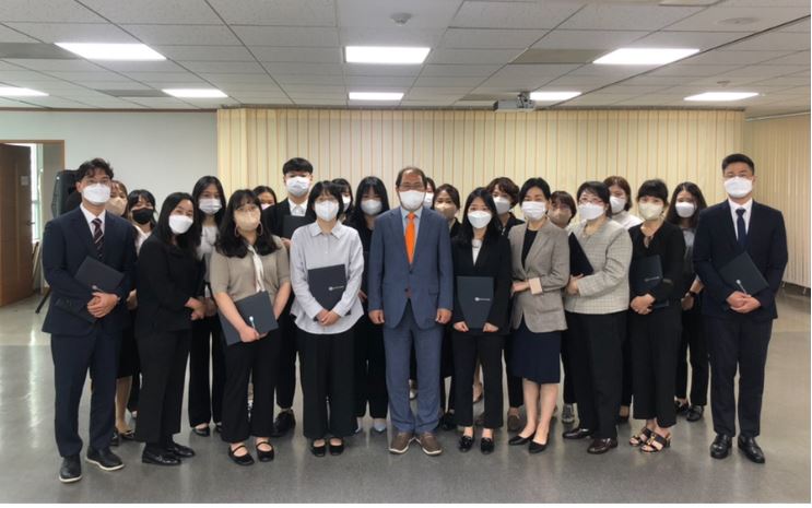 신입직원들에게 임면장 수여식을 하는 모습
