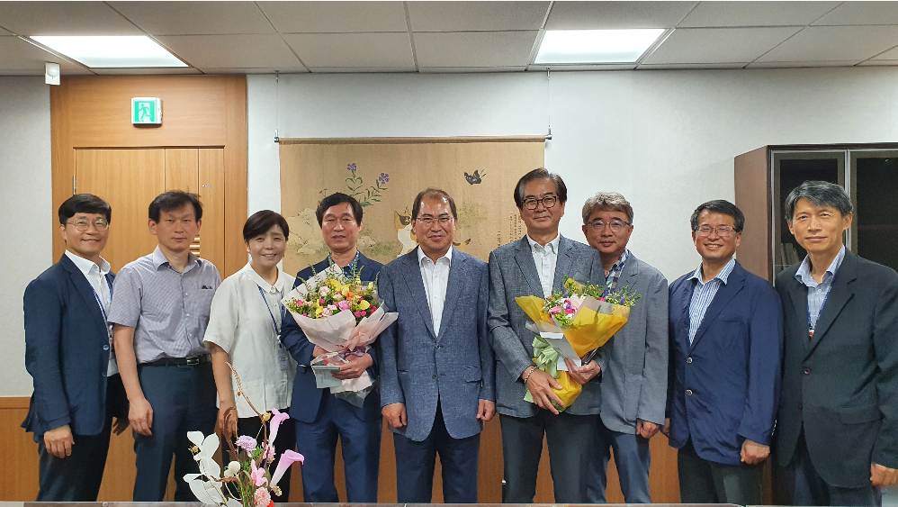 정년퇴임 직원 감사패 수여식에서 수상한 직원들과 단체사진이다.