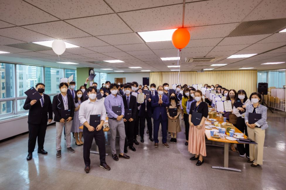 임명장 수여식을 하고 단체로 사진을 찍는 모습