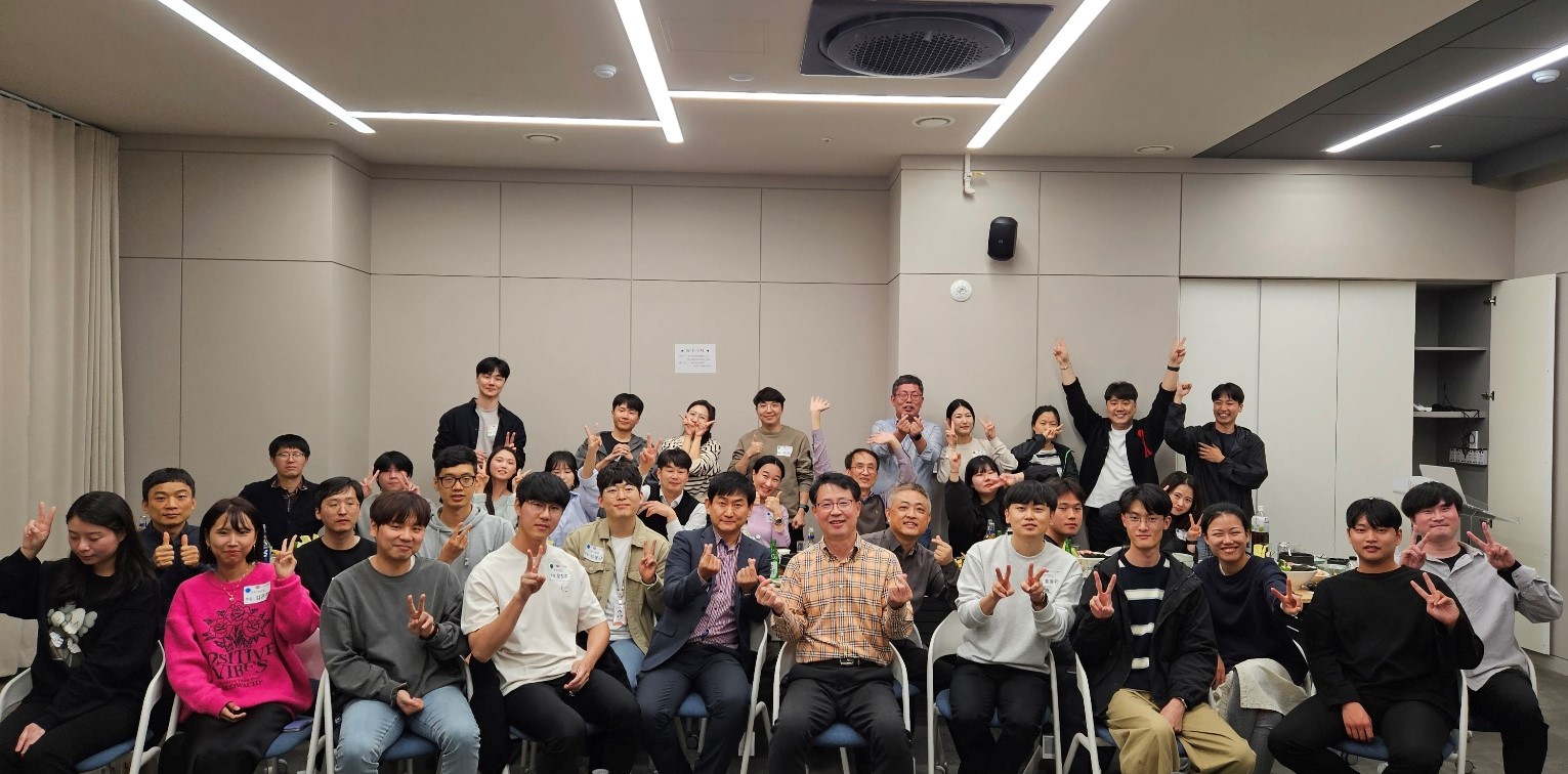 2023년 우정정보화지원실 워크숍 사진을 찍는 모습