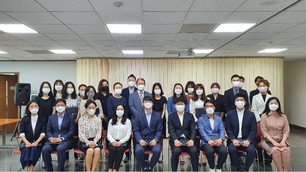 승진직원 임명장 수여식간 촬영한 단체사진이다.