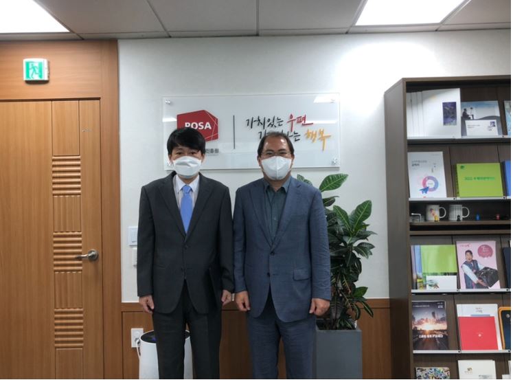 신임 부서장과 함께 사진을 찍는 원장님의 모습