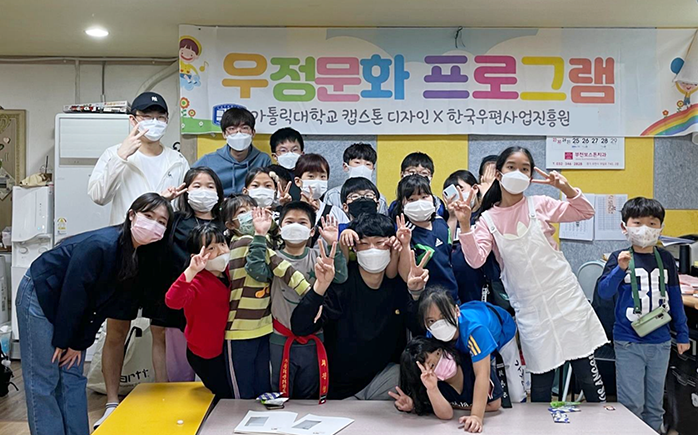 산학연계 문화기획 멘토링 사진을 찍는 모습