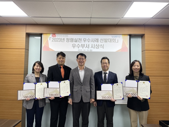 상장을 들고 사진을 찍는 모습