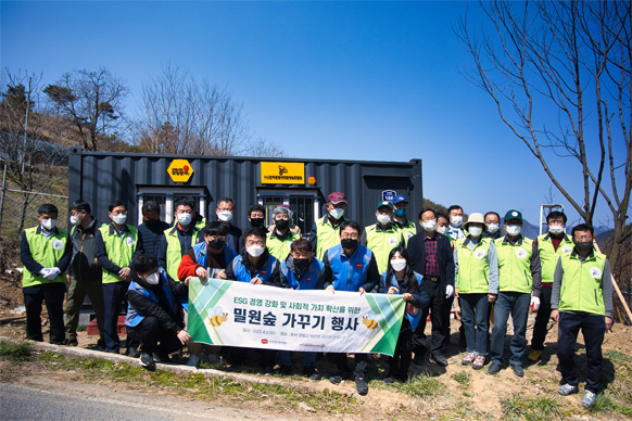 꿀벌 먹이숲(밀원숲) 가꾸기 행사 현수막를 들고 있는 단체 사진