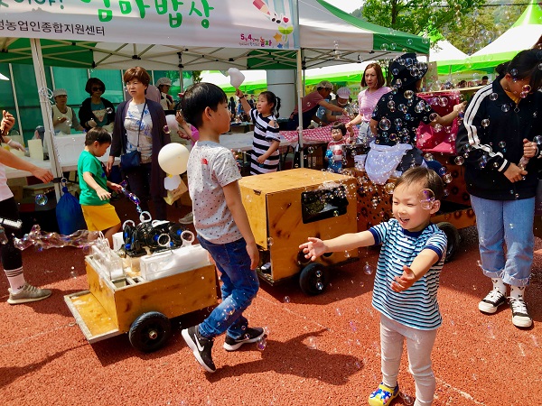 어린이날 맞이 우정문화 동행 프로젝트에 참여하는 시민들의 모습(2019.5.4)