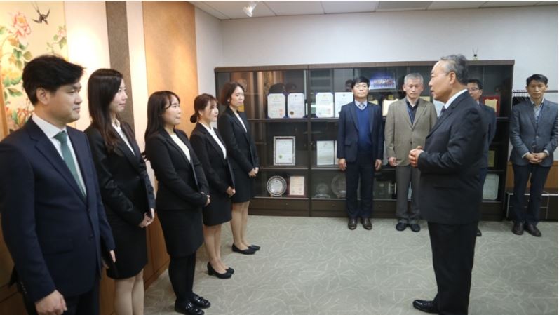 한국우편사업진흥원(원장 임정수)은 신입직원 및 승진직원에 대한 임명장 수여식을 진행하는 모습