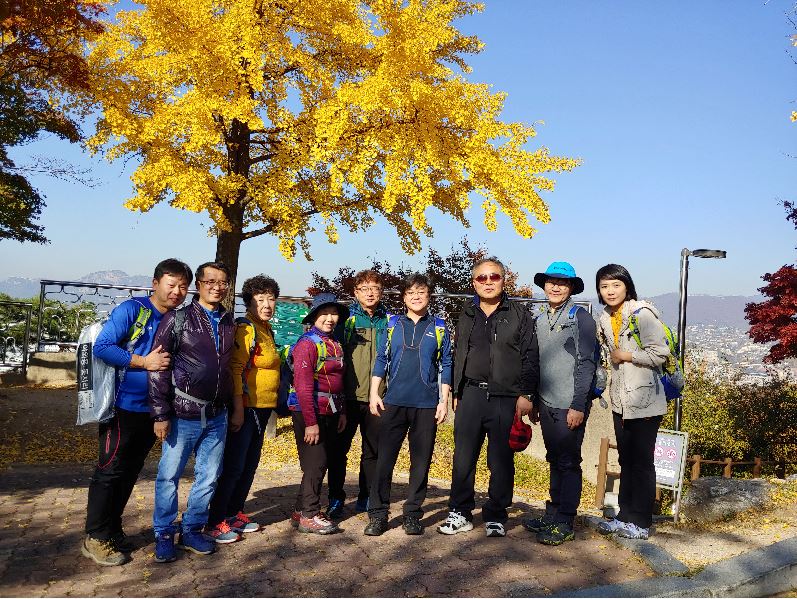 서울 성곽길 걷기에서 임정수 원장과 직원들이 모여 촬영한 모습