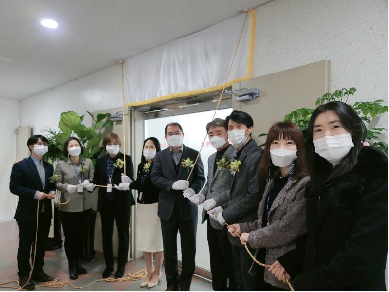 한국우편사업진흥원 부평우편고객센터 개소식에 참가한 사람들과 사진을 찍는 모습