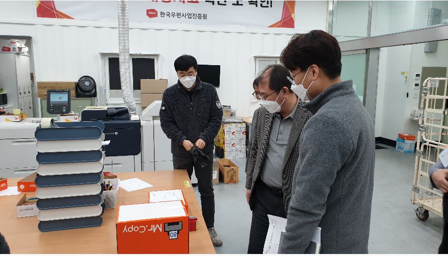 한국우편사업진흥원 / 코로나 방역 상황 점검을 위한 원장님 동서울제작센터 방문하여 물품을 점검하는 모습