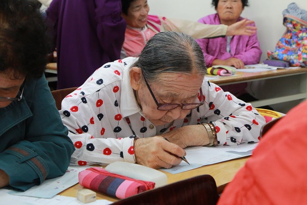 지금껏 가족들에게 해보지 못했던 이야기를 담아볼 수 있는 편지를 쓰는 노인사진2