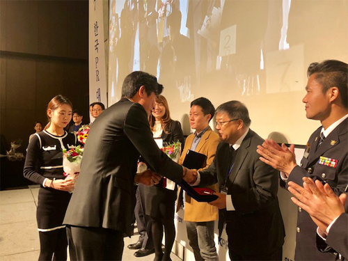 2017 한국PR의 날 기념식에서 2017 한국 PR부분 최우수상 수상하고 있는 모습