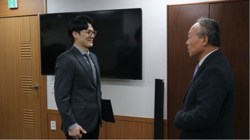 우체국쇼핑실 전자상거래지원센터 김황교씨가 정규직 전환직원 임명장을 수여 받는 모습