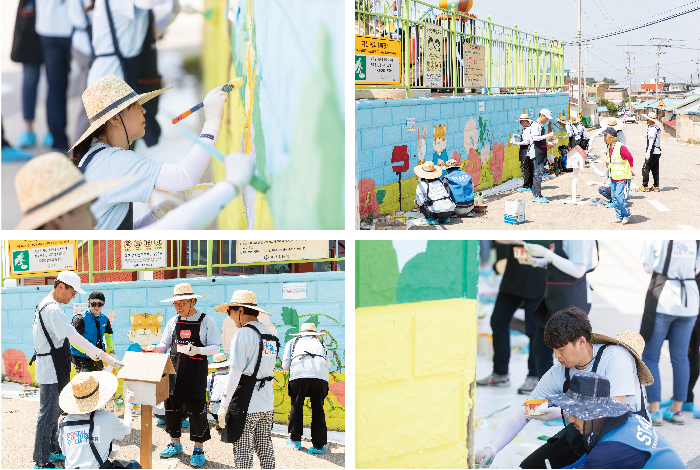 한국우편사업진흥원은 지난 강원 산불로 큰 피해를 입은 고성 지역에 위치한 대진 초등학교에서 <벽화로 나누는 우정이야기> 캠페인을 진행했습니다 - 벽화를 그리는 사람들모습2